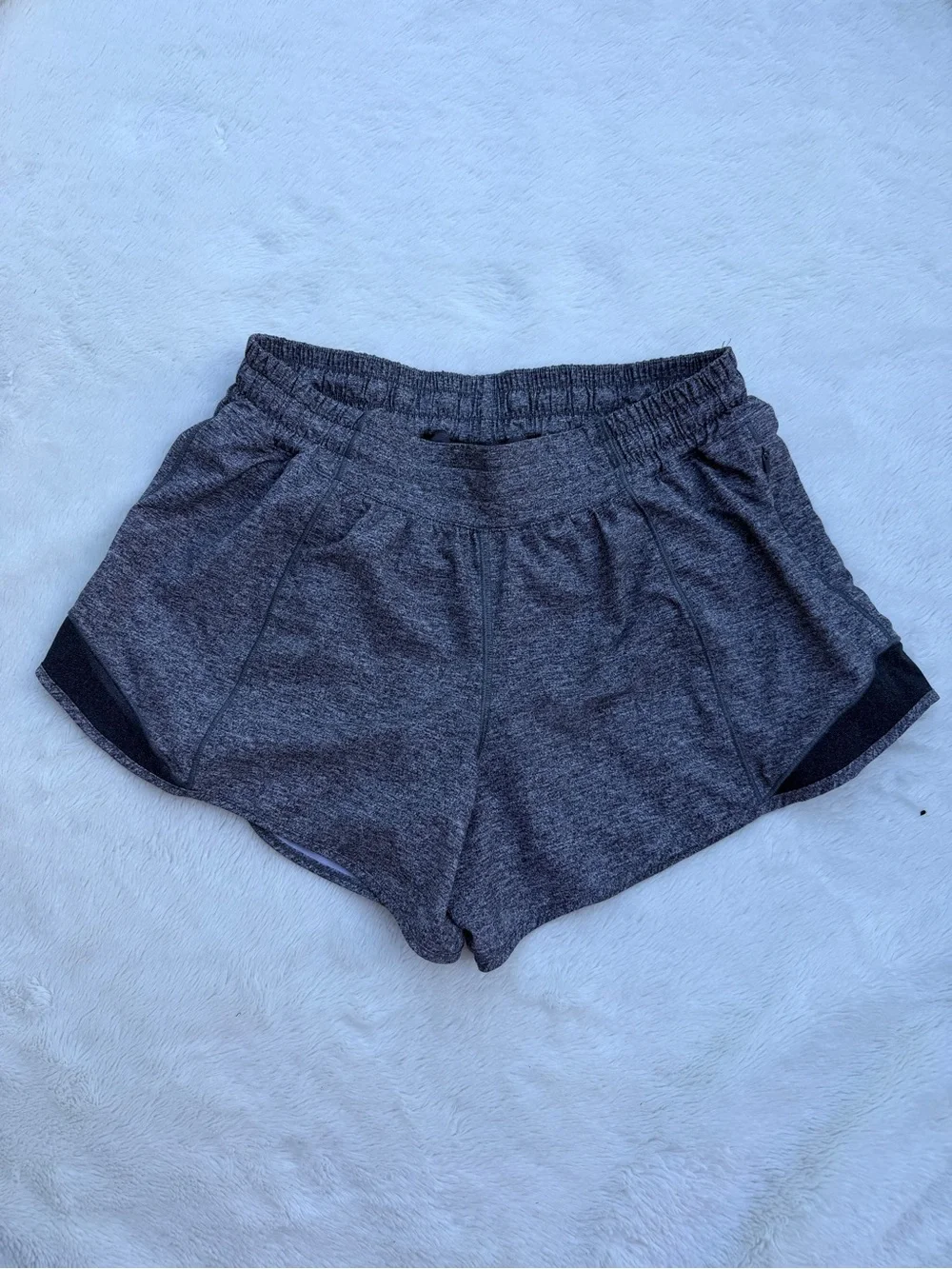 lululemon athletica hotty hot II long 4”Women's Heathered black Athletic Shorts - Picture 2 of 6